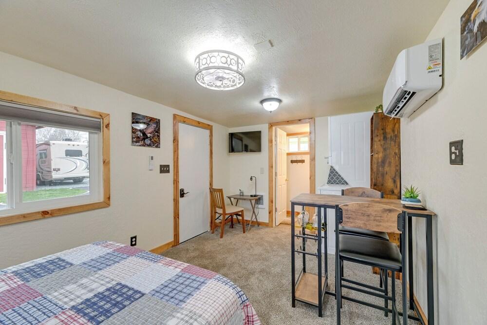 Near Rivers & Trails: Cabin in Rural Grants Pass