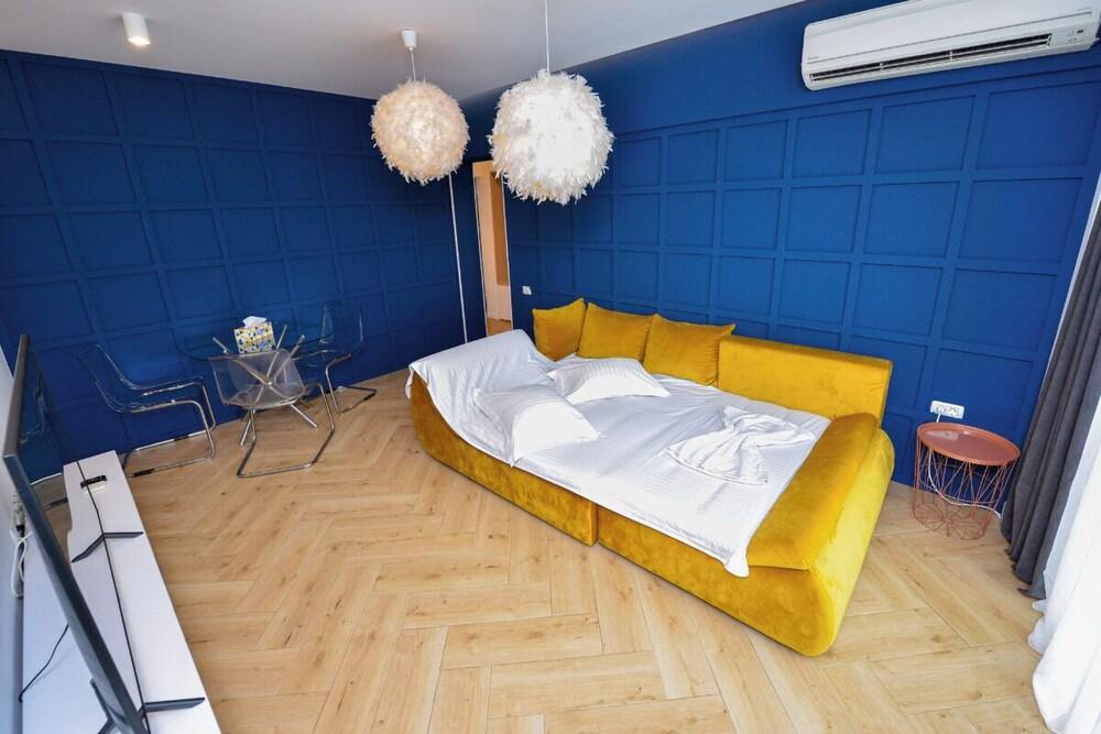 Blue Moon - One Bedroom - Romana Square