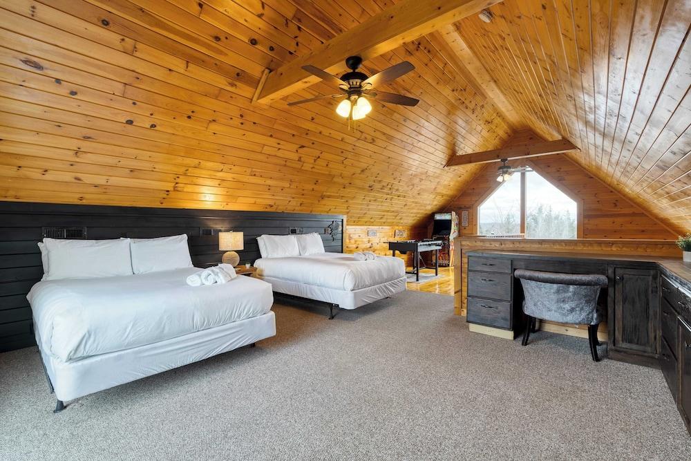 Mountains are Calling by Avantstay Sleeps 8 Hot Tub + Game Loft Located in Douglas Lake Resort