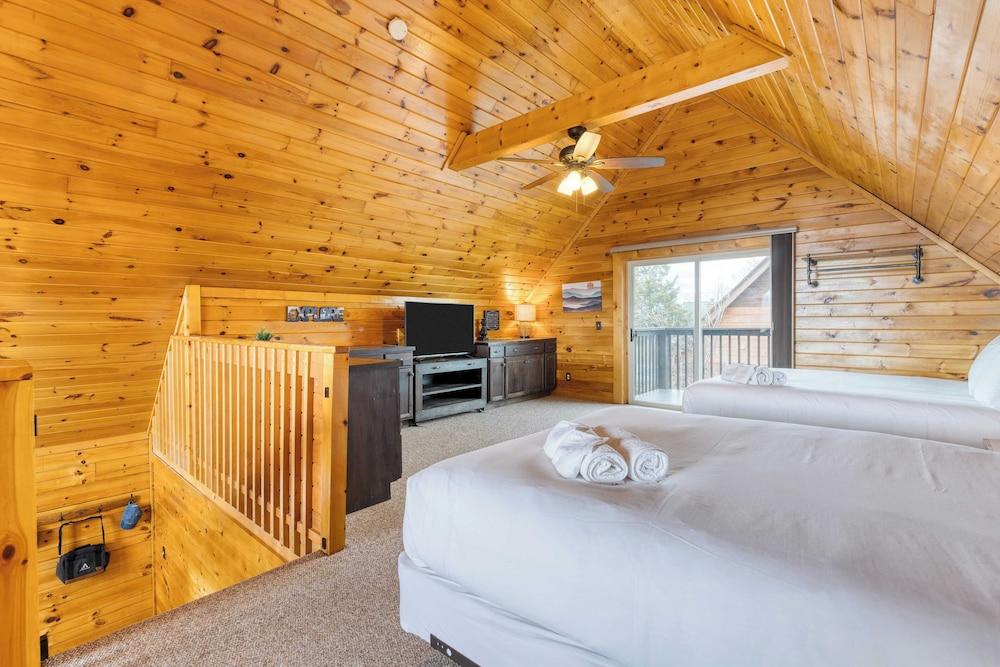 Mountains are Calling by Avantstay Sleeps 8 Hot Tub + Game Loft Located in Douglas Lake Resort