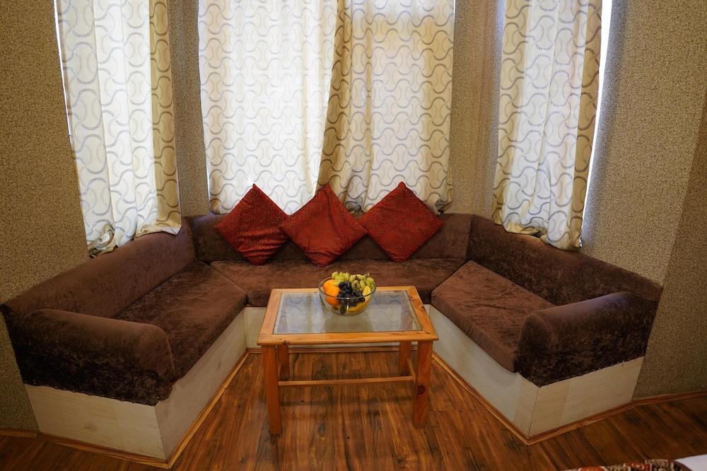 Rozan Jaai Orchard Hotel