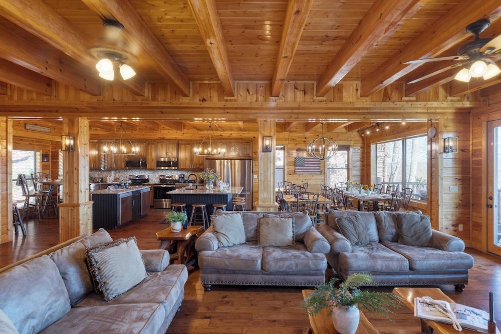 100 Guests Blackthorn: Sister Smokies Homes Luxury Mountain Retreat