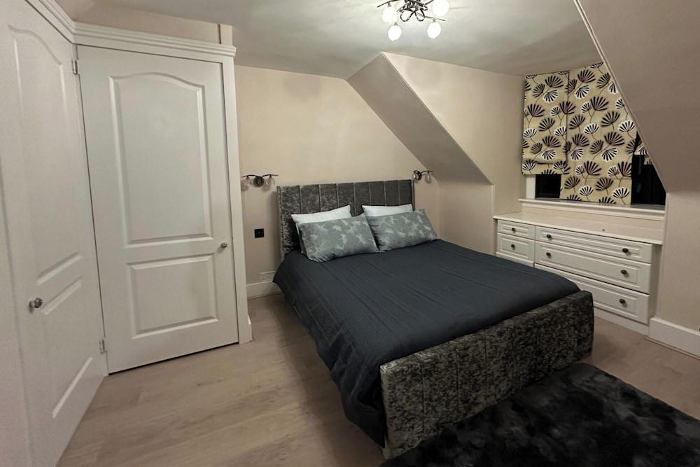 3 Bed Cottage Sleeps 2 With Parking, Garden & Wifi