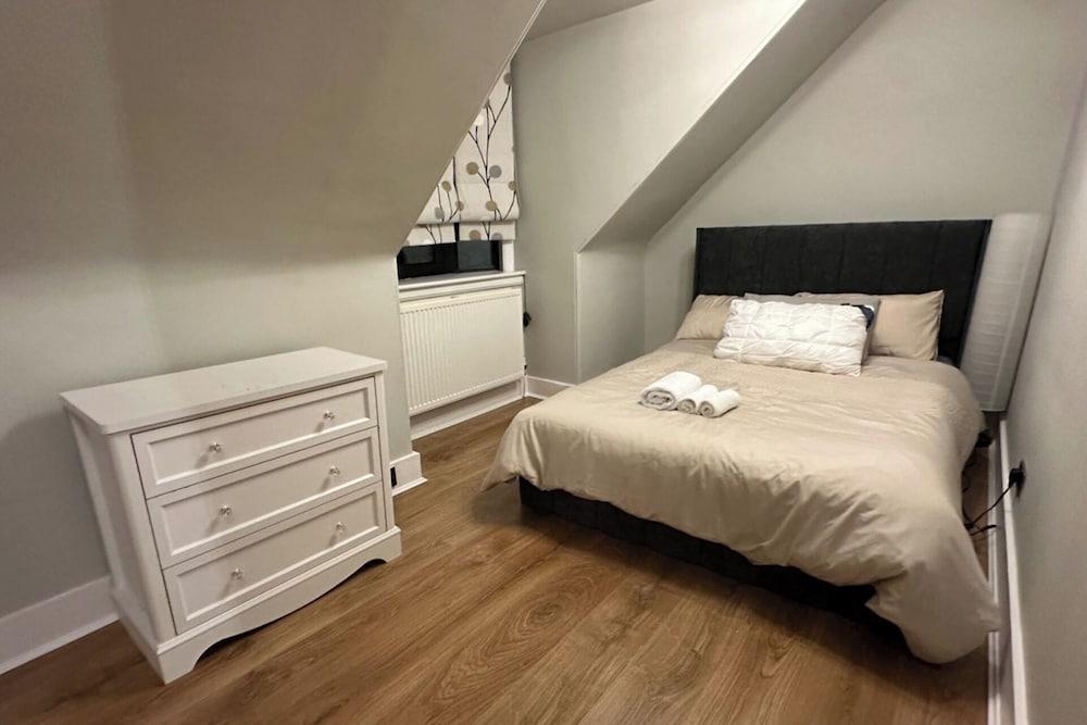 3 Bed Cottage Sleeps 2 With Parking, Garden & Wifi