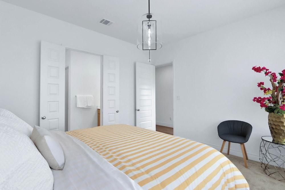 Legacy Haus Modern Stay for 8!