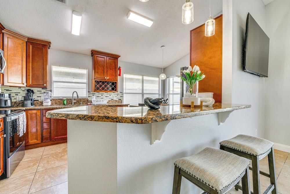 8 Mi to Disney Parks: Poolside Paradise!