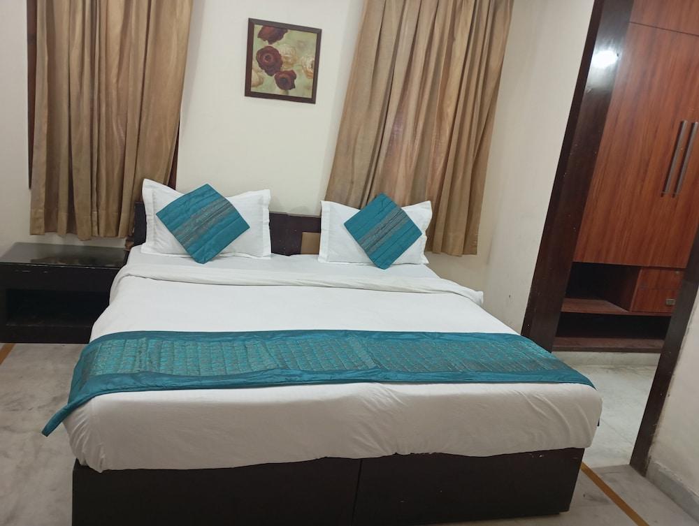 Hotel Royal India - DLF Phase 2