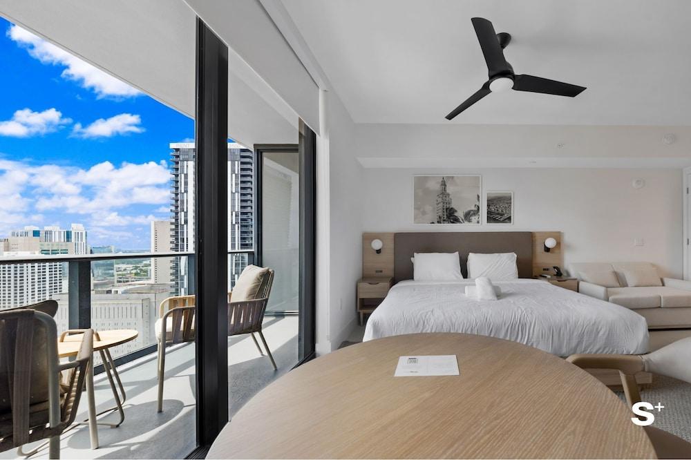 Skyline Chic Downtown Studio Getaway