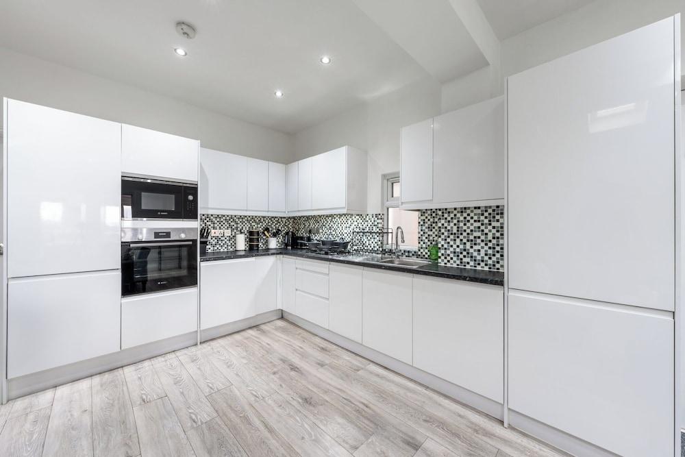 1 Bed Flat - Sleeps 3 - Parking - Wifi