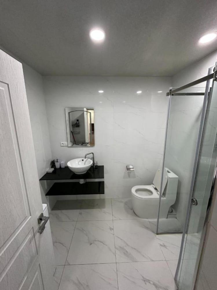 Spacious 1BR Pool & Sauna