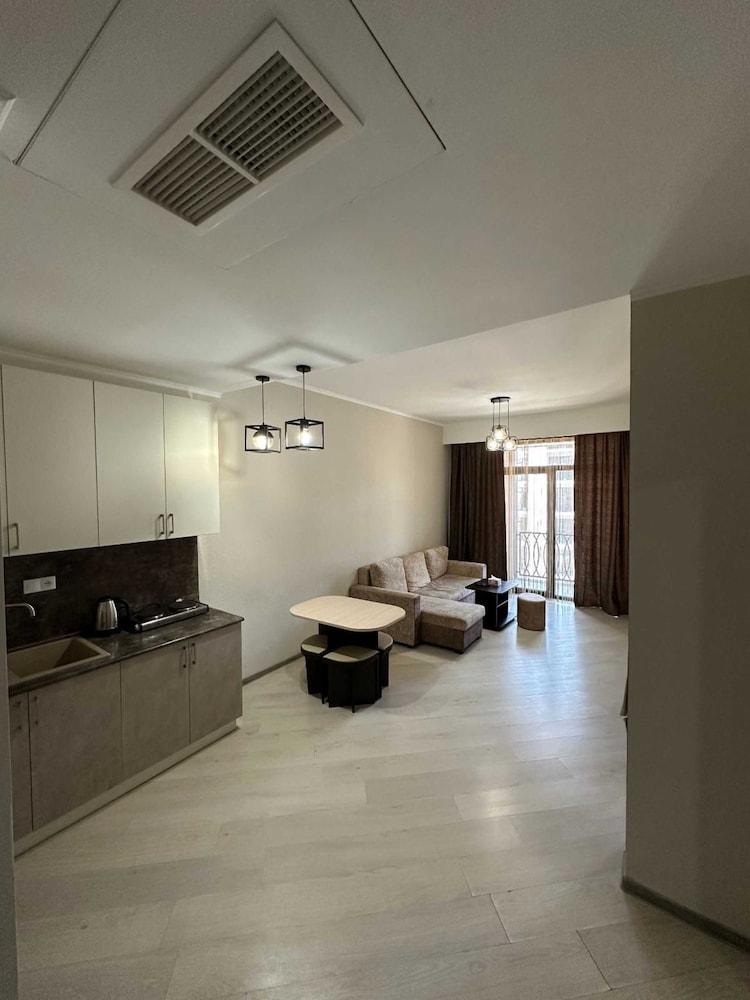 Spacious 1BR Pool & Sauna