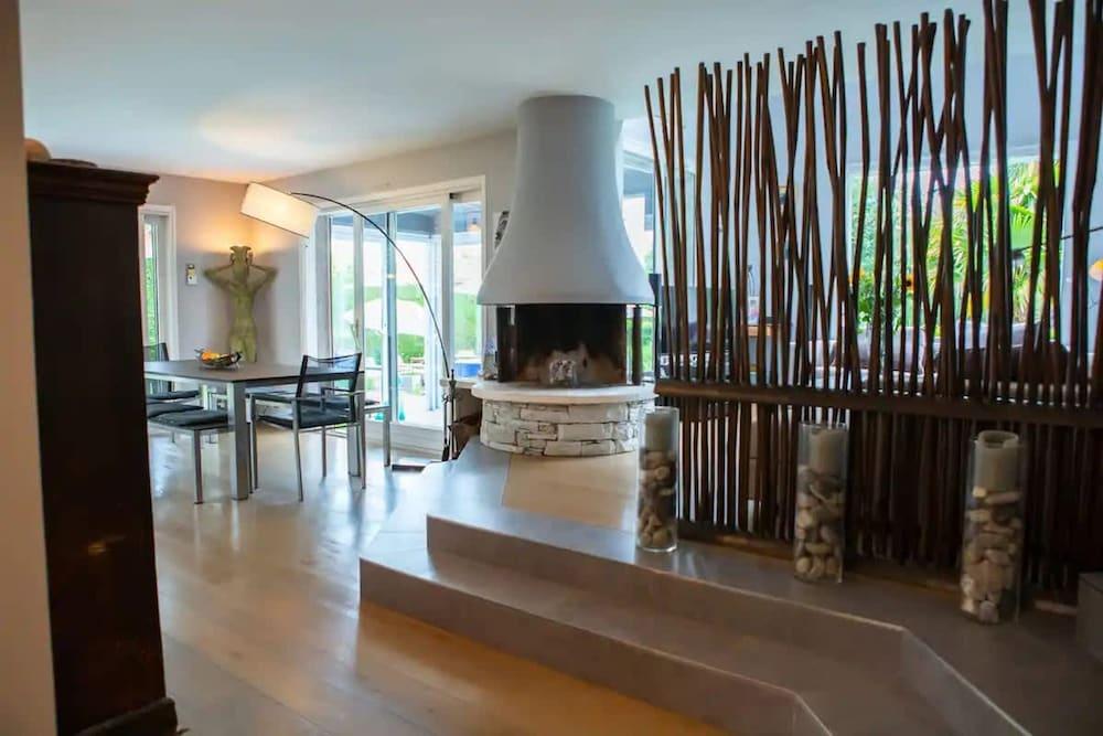 Villa au Bord du lac Avec Piscine Privee et Acces Direct au lac