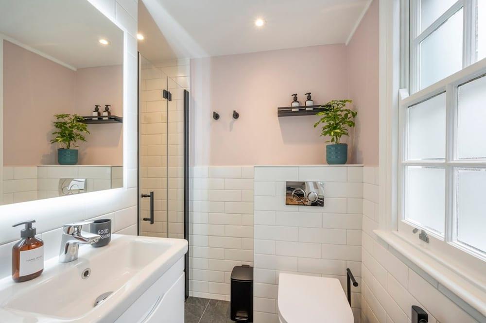 Pottter s Perch - Covent Garden - by Frankie Says