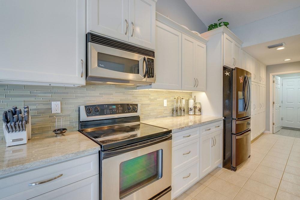 Dock & Pool: Canal-front Cape Coral Oasis!