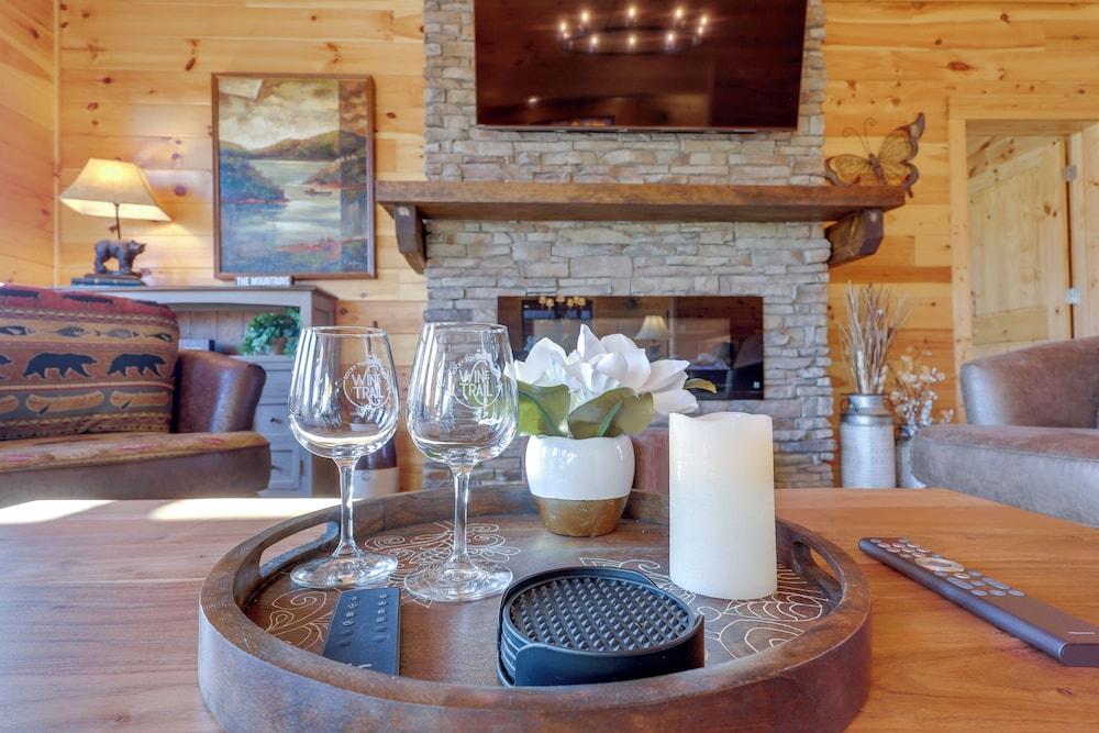 Majestic Mountain Views: Sevierville Escape!