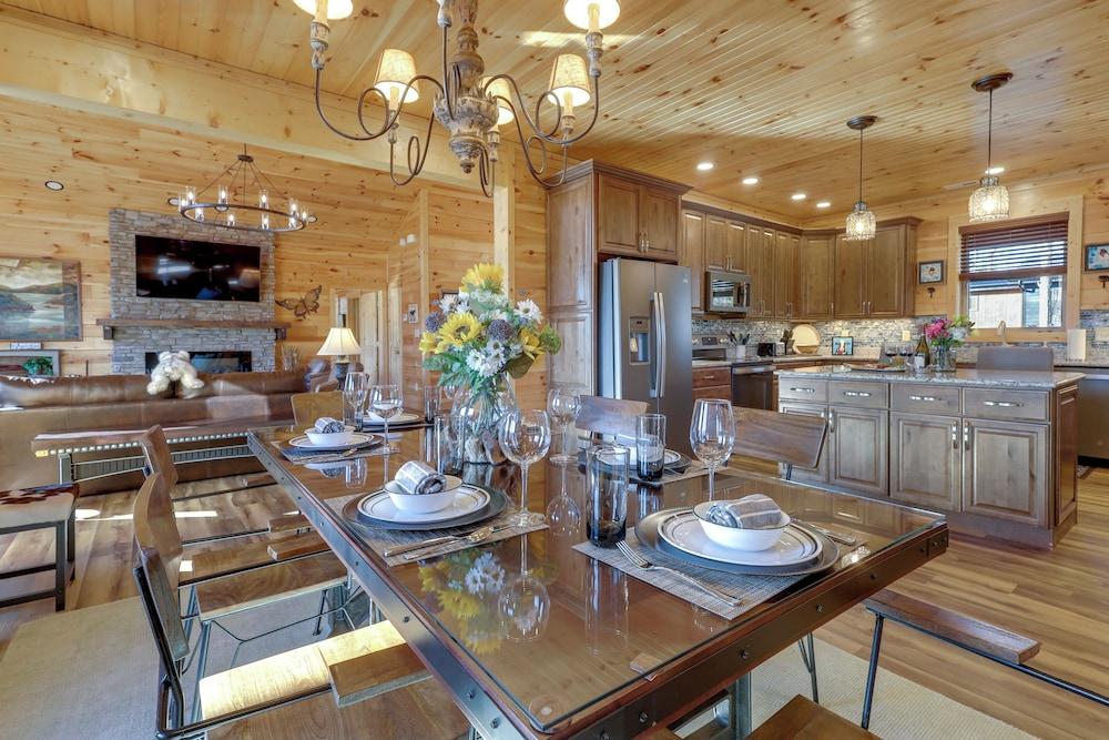 Majestic Mountain Views: Sevierville Escape!