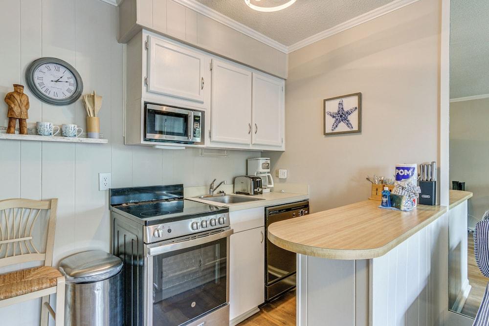 Walk to Coligny Beach Park: Condo w/ Pool Access!