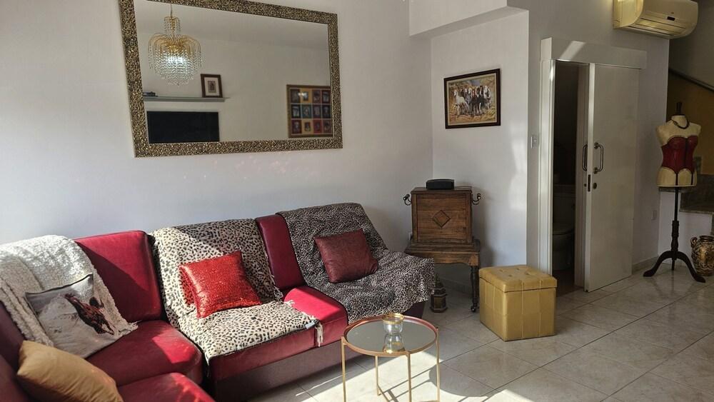 27 NIC - Stay Alex s House