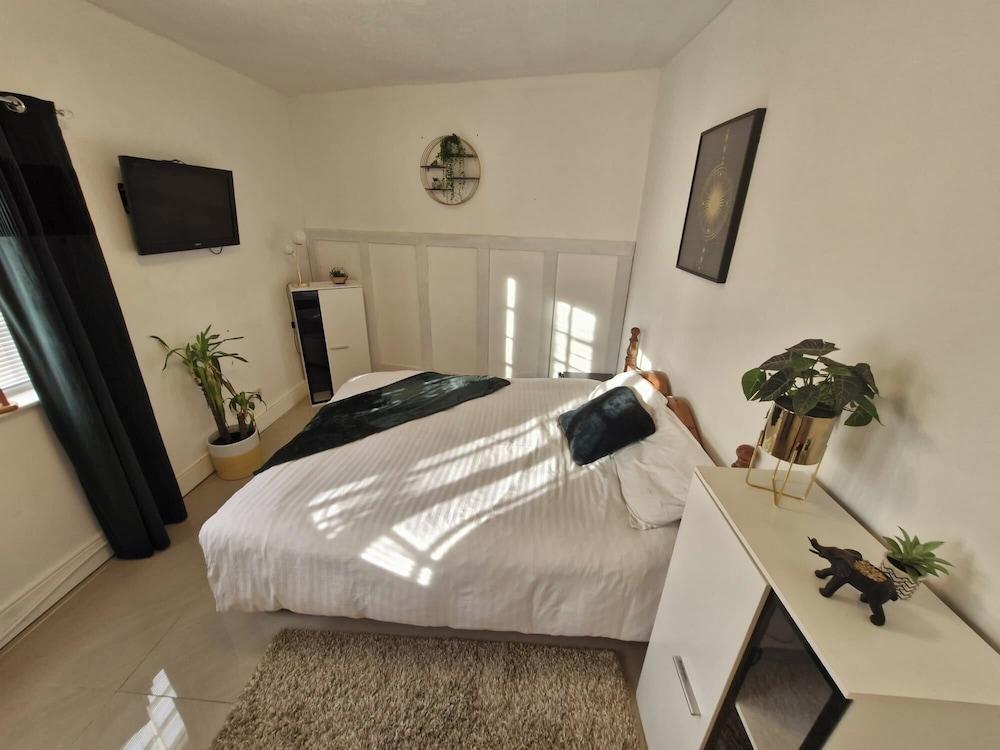 Beachside Retreat - Pets Ok - Free Parking