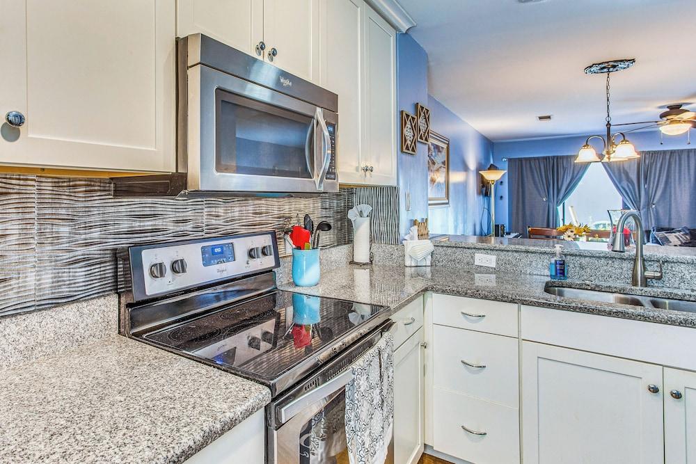 Walk to Ocean: Myrtle Beach Townhome w/ Patio