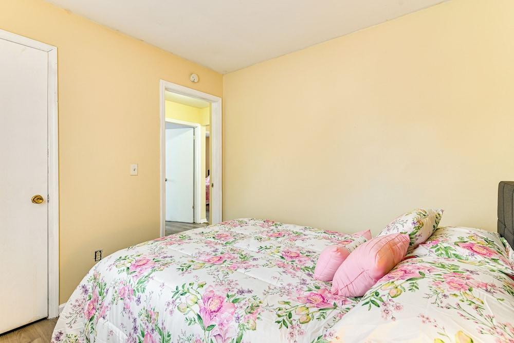 Near Hospitals: Home w/ Yard in Albany!