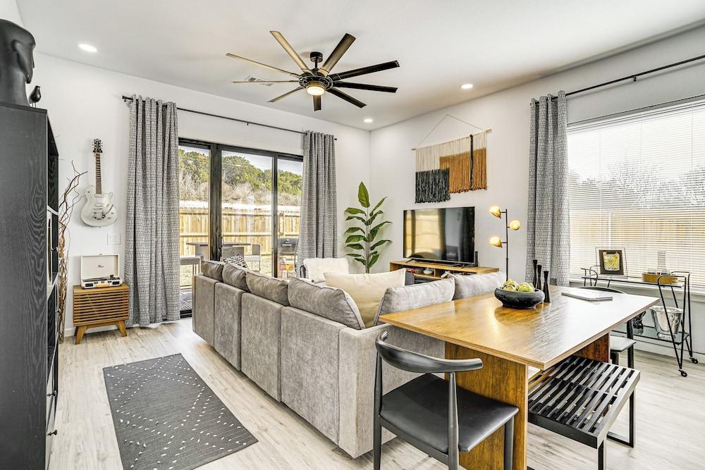 Walk to Lake: Modern Pet-friendly Home in Granbury