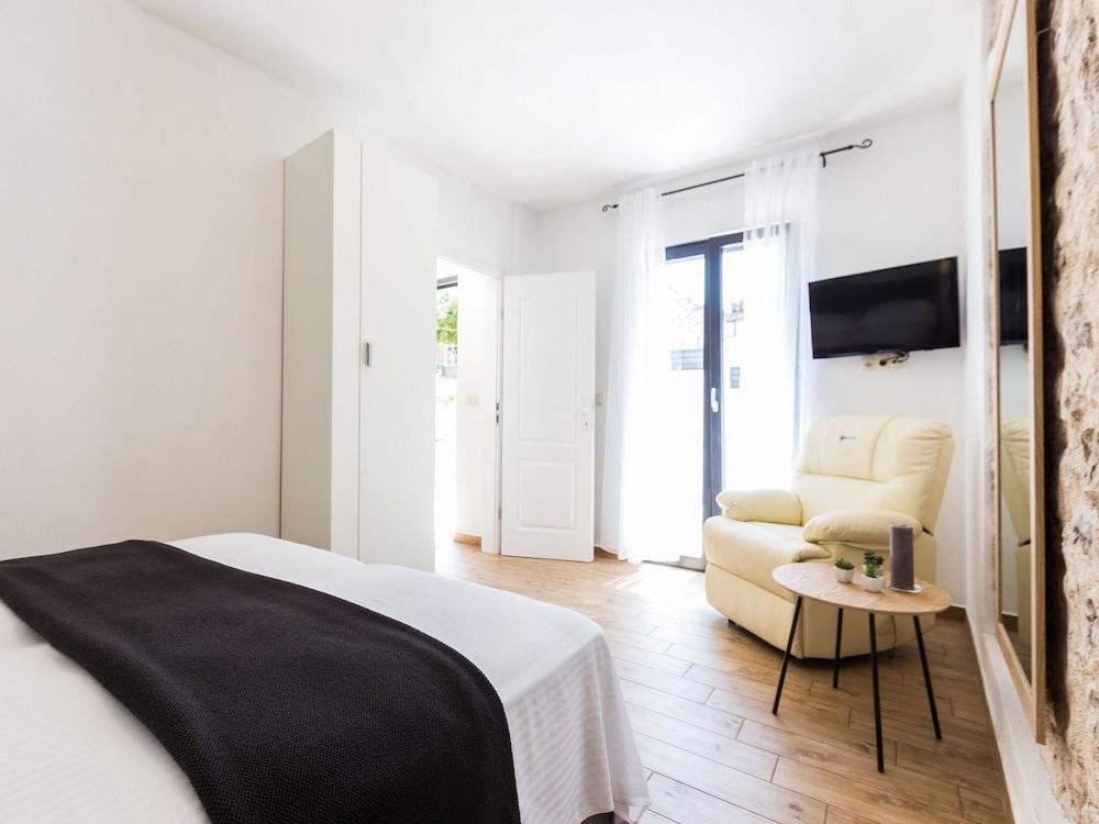 Charming Retreat With Lush Garden, BBQ & Sunlit Terrace Near Bibinje Beaches