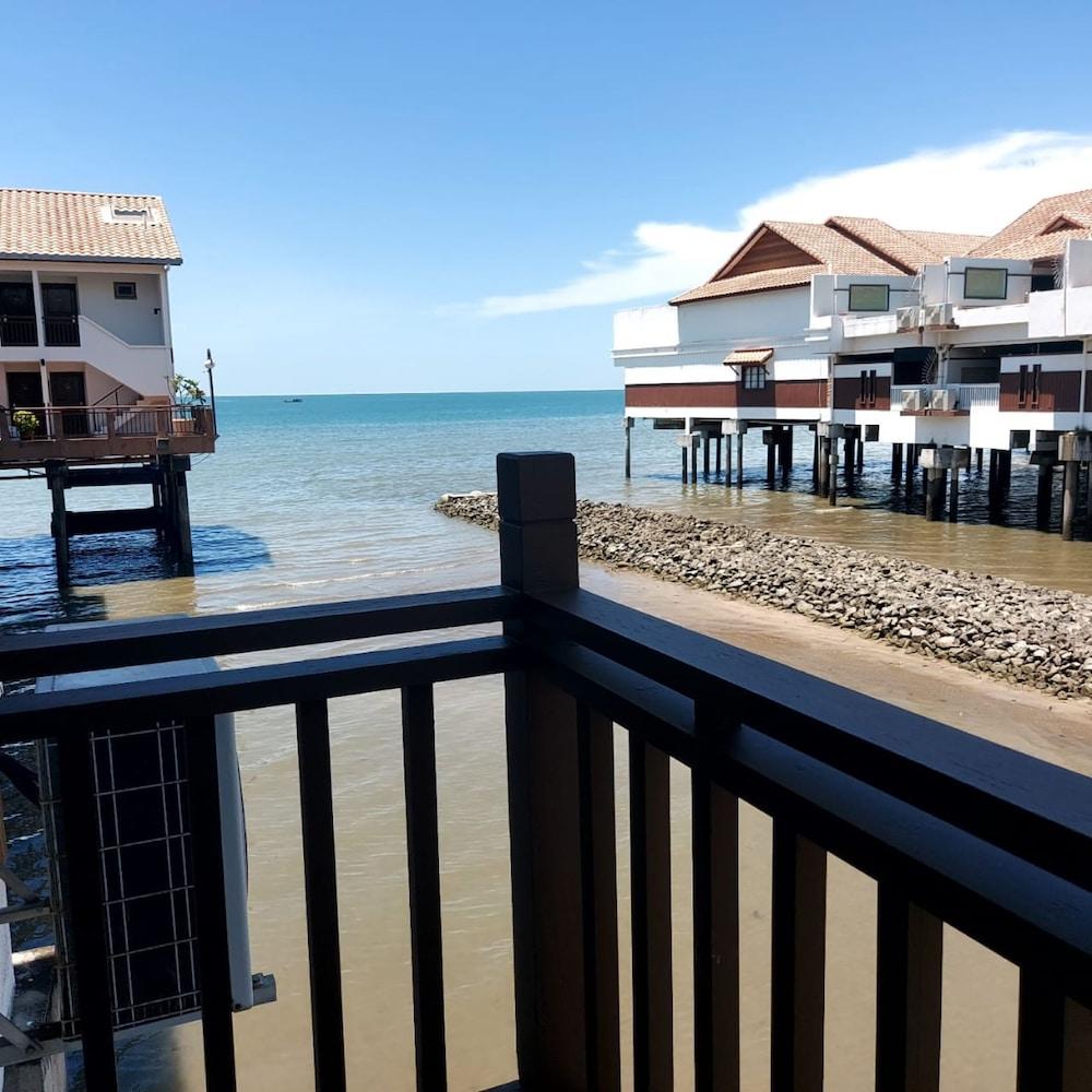 Deluxe Lower Water Chalet Private Unit