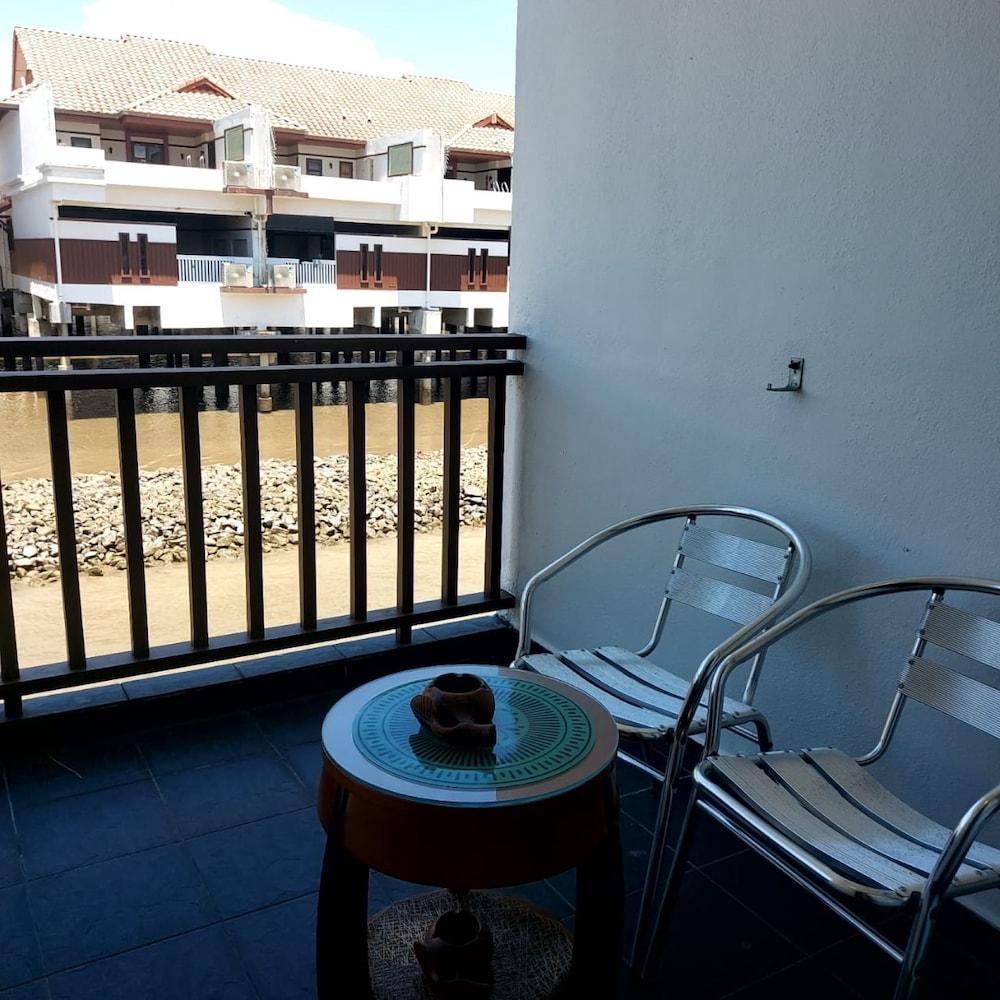 Deluxe Lower Water Chalet Private Unit