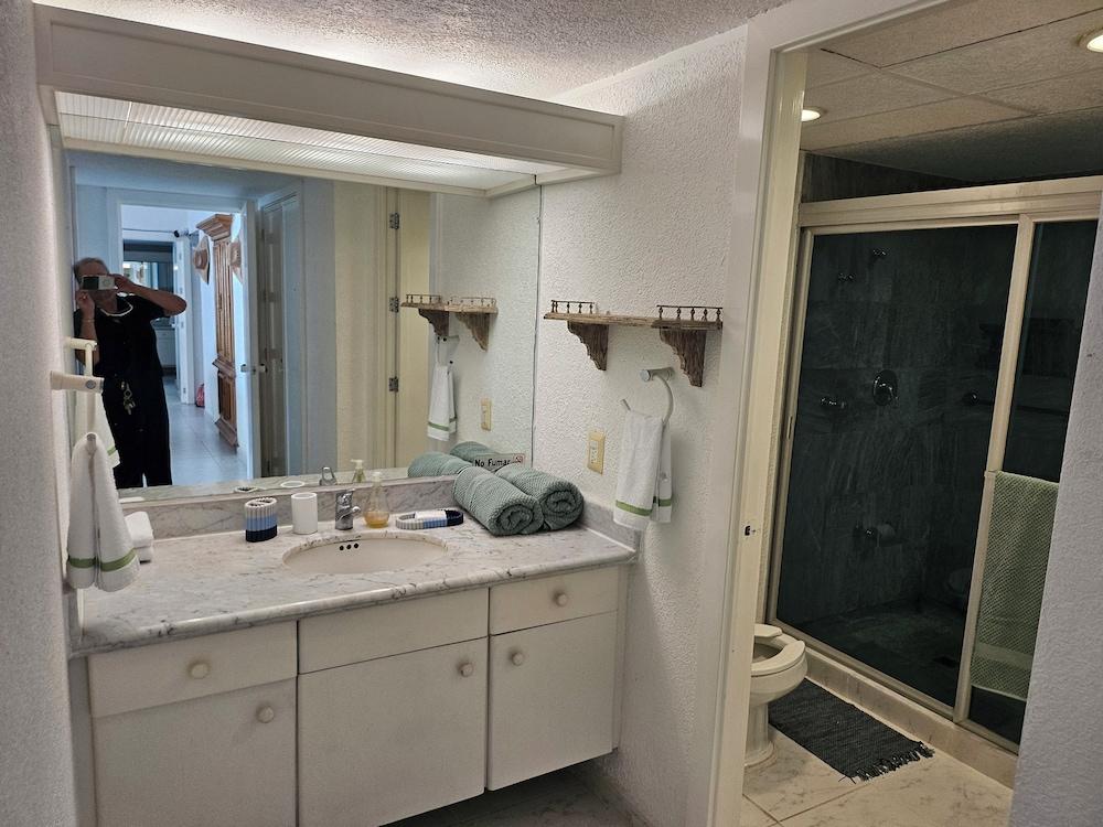 Tropical Paradise Getaway in Acapulco With Private Infinity Pool