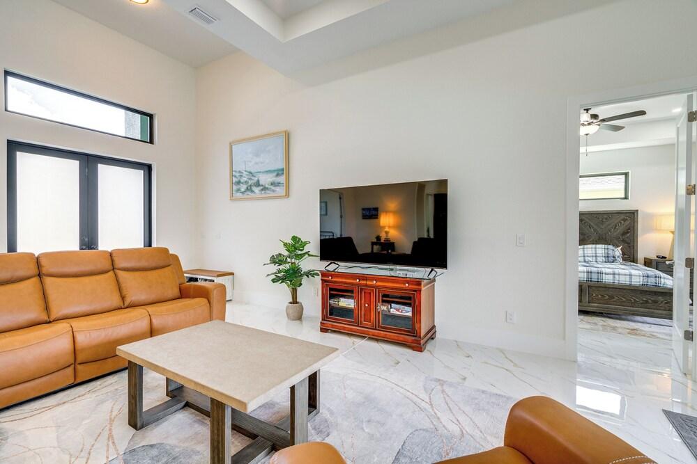 7 Mi to Dtwn Cape Coral: Home w/ Pool & Spa!