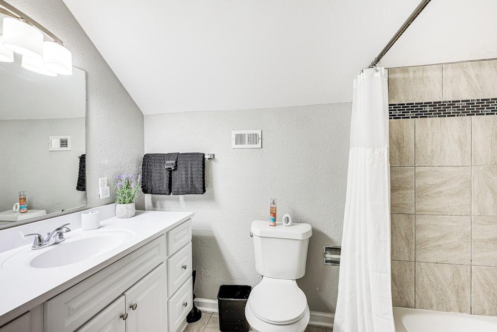 10 Mi to St Simons Island: Home w/ Screened Porch