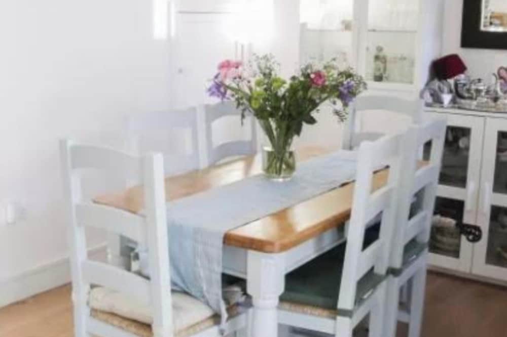 Coastal Hideaway - Sleeps 4 & Free Parking