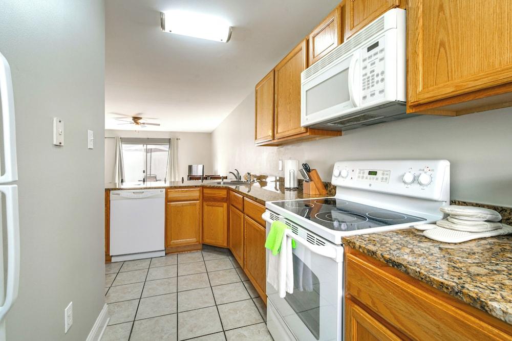 Walk to Ocean & Restaurants: Biloxi Getaway!