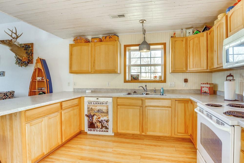 'red Barn Getaway' Chillicothe Countryside Home