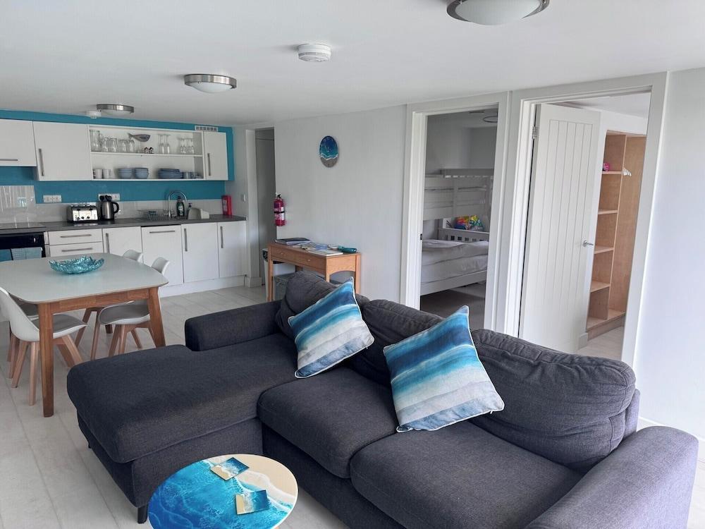 Sea View - 1min to Beach - Dog Friendly - 4 Guests