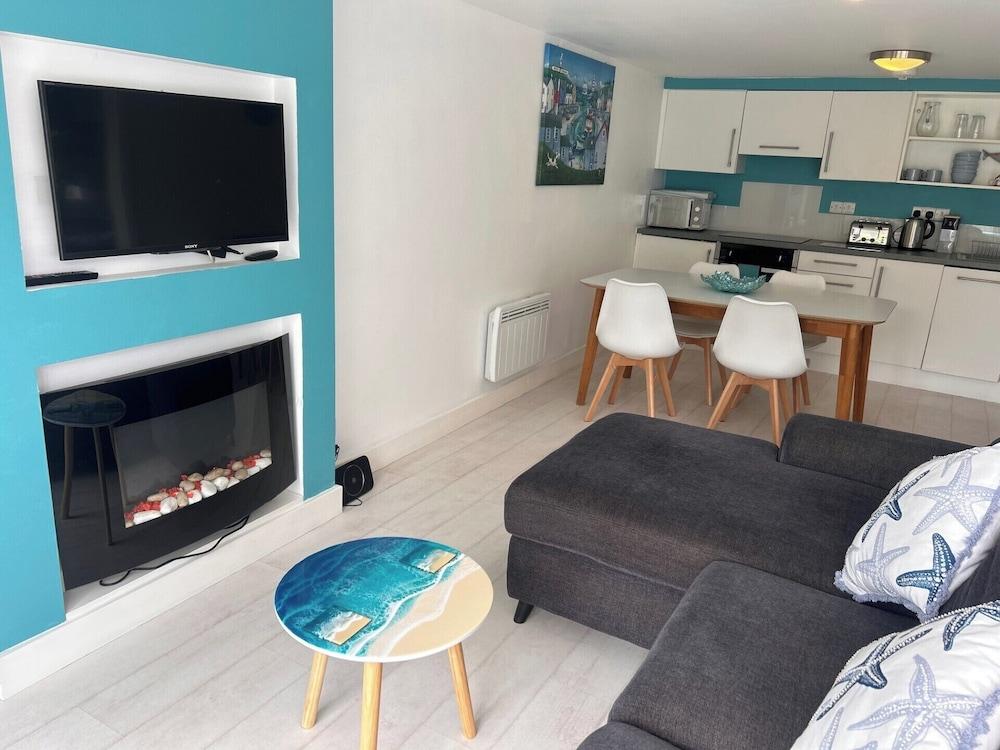 Sea View - 1min to Beach - Dog Friendly - 4 Guests