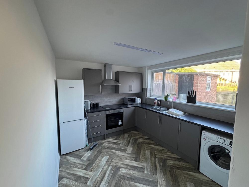 Housesleeps5-riverfront-parking-garden-contractors