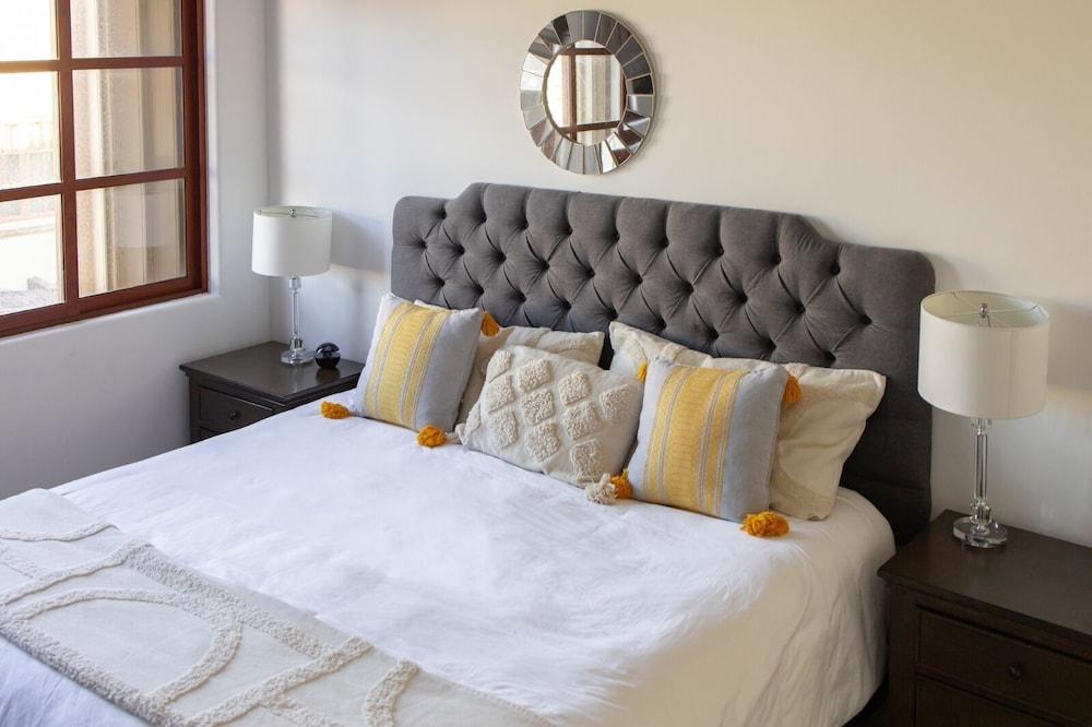 Family Home Private Garden and Jacuzzi