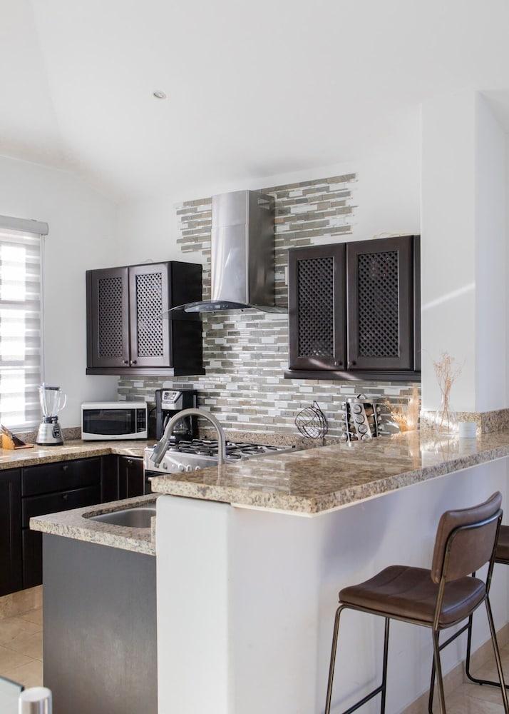 Family Home Private Garden and Jacuzzi