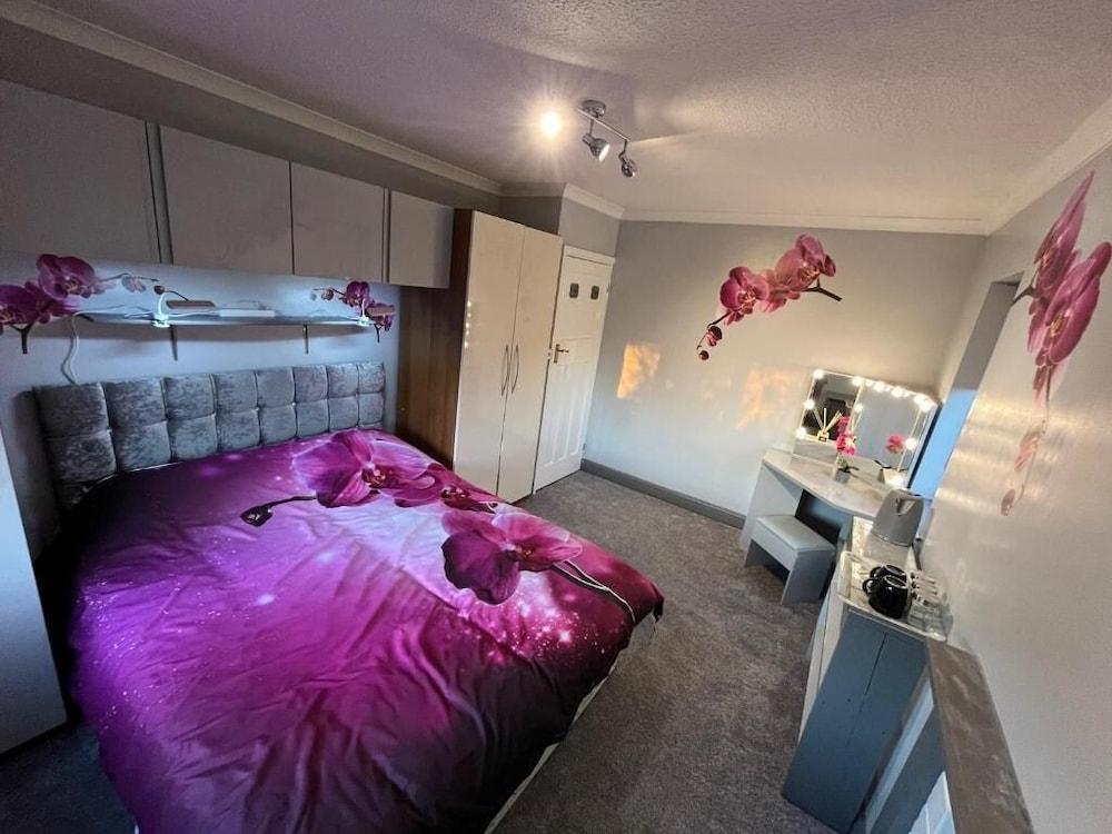 WILLOW RIDGE - a large country house with 3 rental rooms