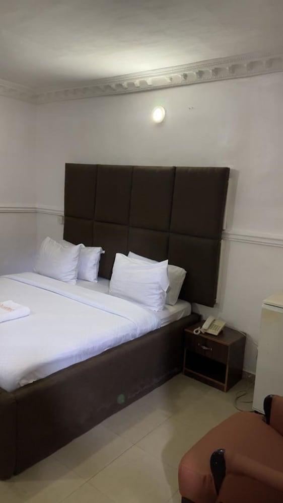 Quaters Inn & Suites