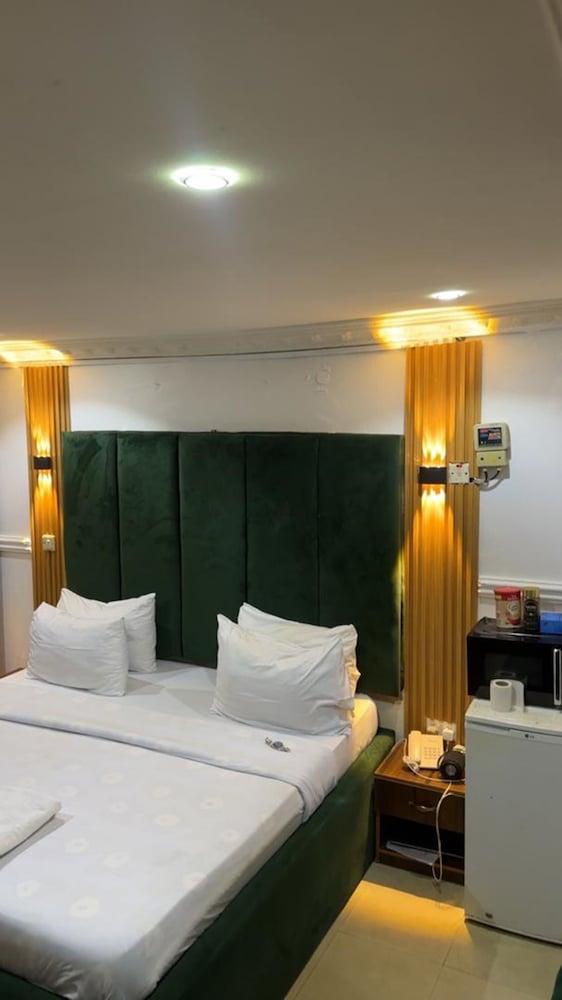 Quaters Inn & Suites