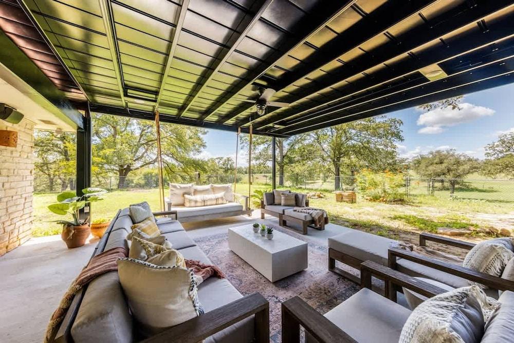 Spacious 90-acre Ranch Ideal for Families Reunions Events Sleeps 13 San Marcos River Access