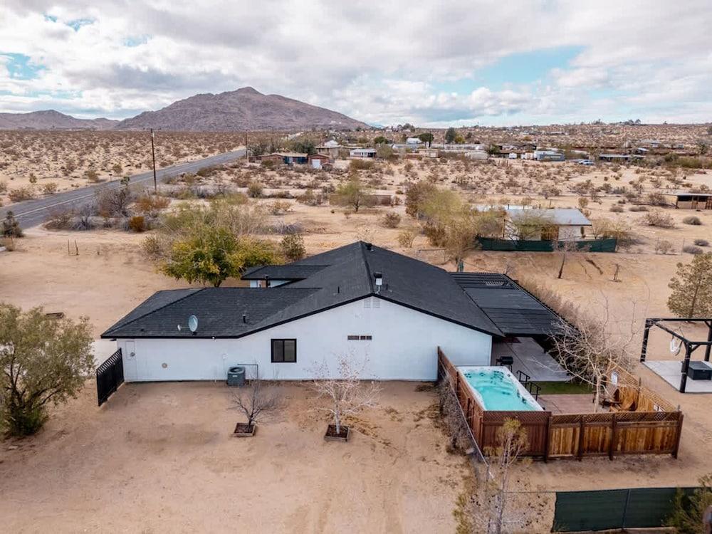 J-tree Bungalow With Large Hot Tub Views Patio