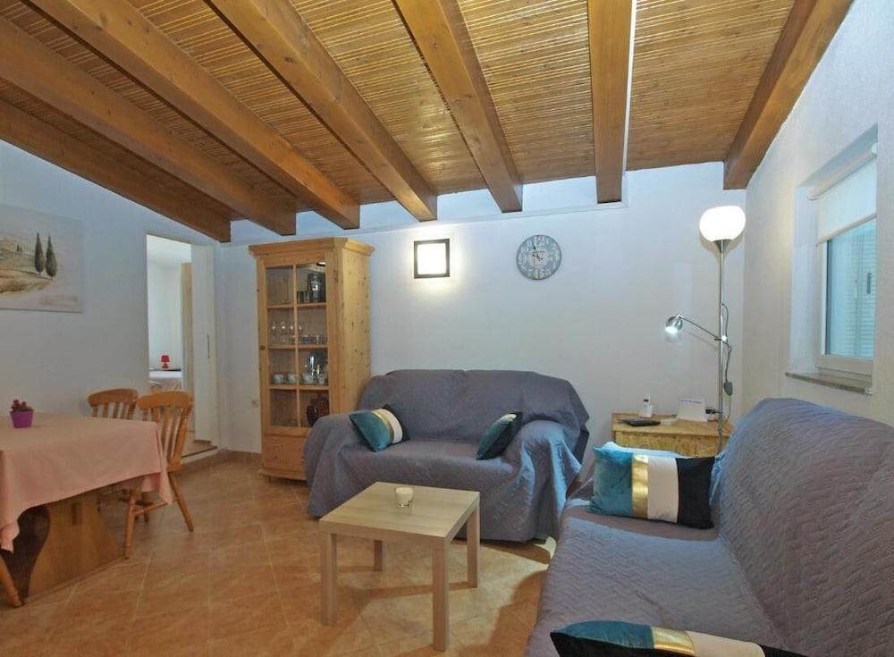 Cozy Apartment With Spacious Garden