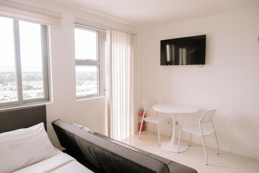 Chic & Cozy Metro Hideout