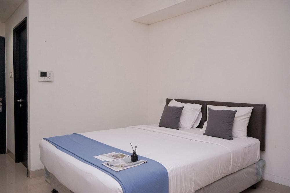 Minimalist And Spacious Studio Apartment At Paramount Skyline