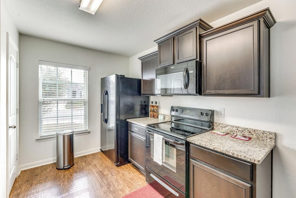 13 Mi to Lackland Afb: San Antonio Home!