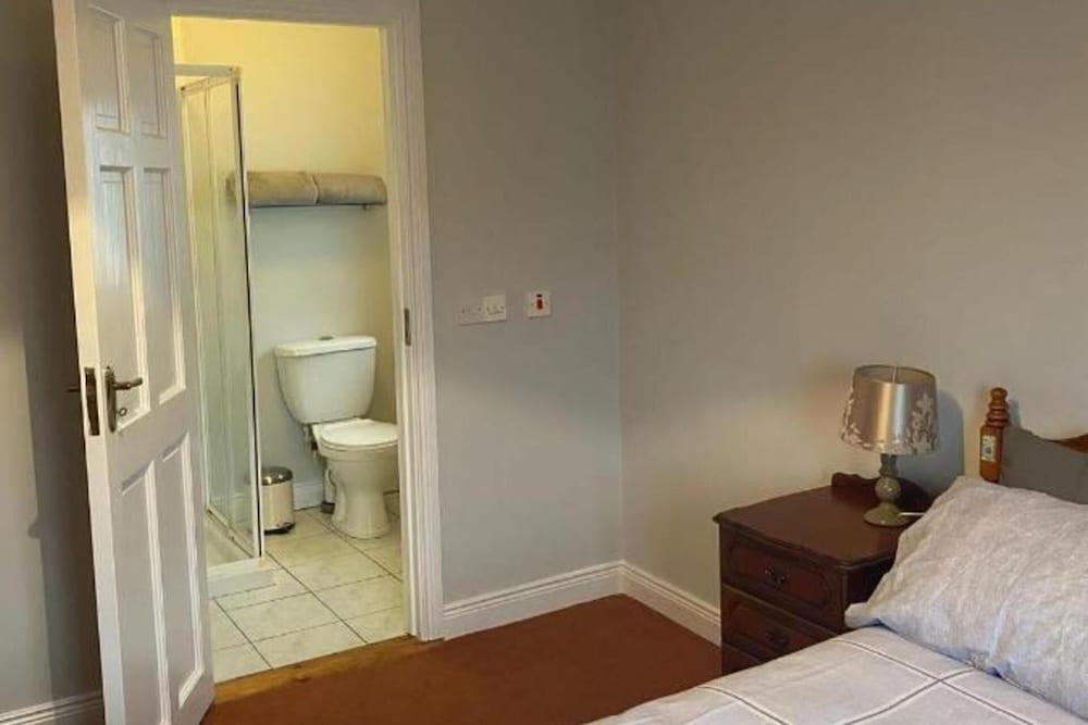 3 Bed-sleeps 5-garden-parking-pets